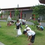 涌二小の子ども達による除草活動